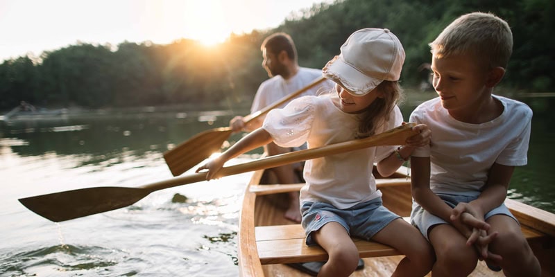 A family canoeing on the water at Jordanelle Reservoir